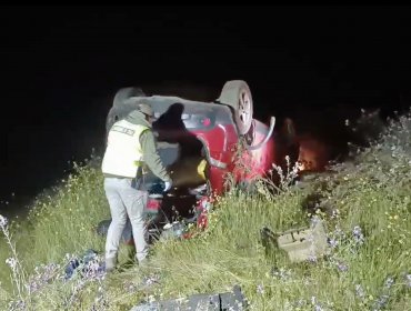 Conductor de 21 años intentó huir de control policial en La Ligua, pero sufrió feroz accidente: terminó detenido y con su auto volcado