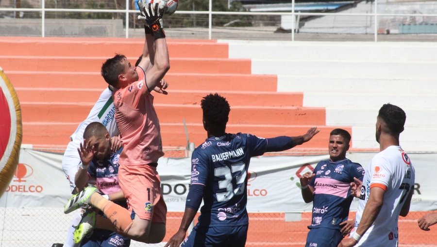 Cobresal dio un paso clave para la salvación derrotando en la agonía a Everton