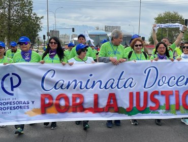 Dirigentes del Colegio de Profesores comienzan marcha de tres días desde Santiago al Congreso en Valparaíso