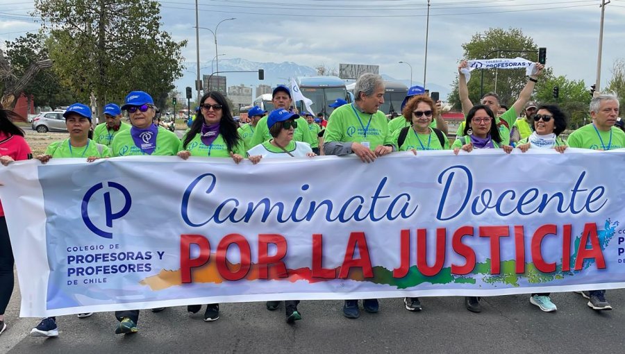 Dirigentes del Colegio de Profesores comienzan marcha de tres días desde Santiago al Congreso en Valparaíso