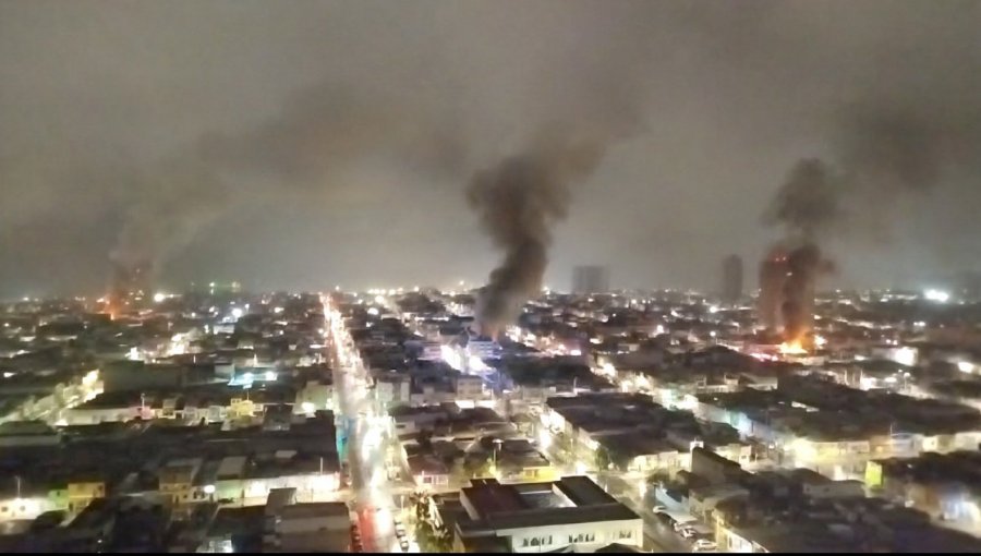 Bomberos combatió tres incendios simultáneos durante lluviosa madrugada en Iquique: cortocircuitos habrían originado los siniestros