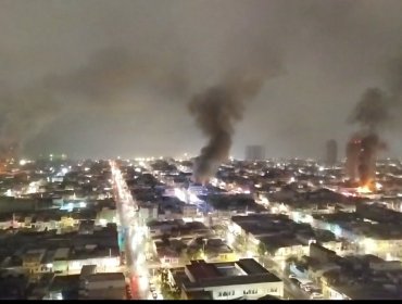 Bomberos combatió tres incendios simultáneos durante lluviosa madrugada en Iquique: cortocircuitos habrían originado los siniestros