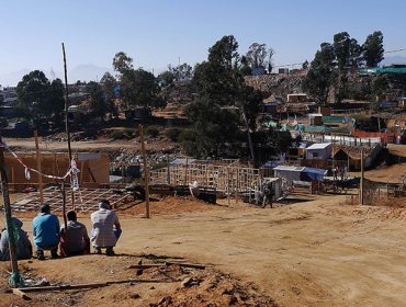 Seremi de Vivienda de Valparaíso notifica la orden de demolición de casas a dueños y ocupantes de terreno privado en Quilpué