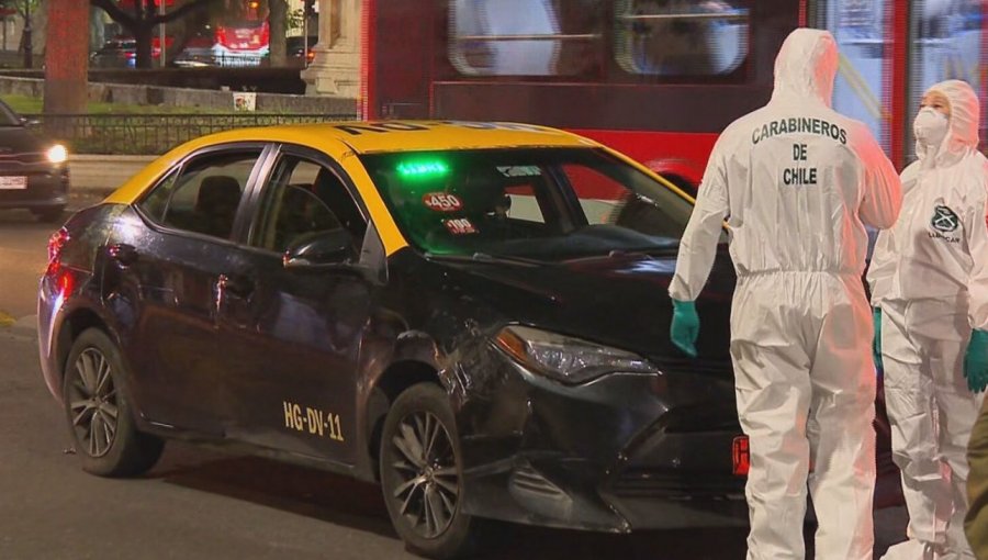 Detienen a taxista que intentó atropellar a carabinero en la Alameda: sujeto tenía una orden de aprehensión pendiente