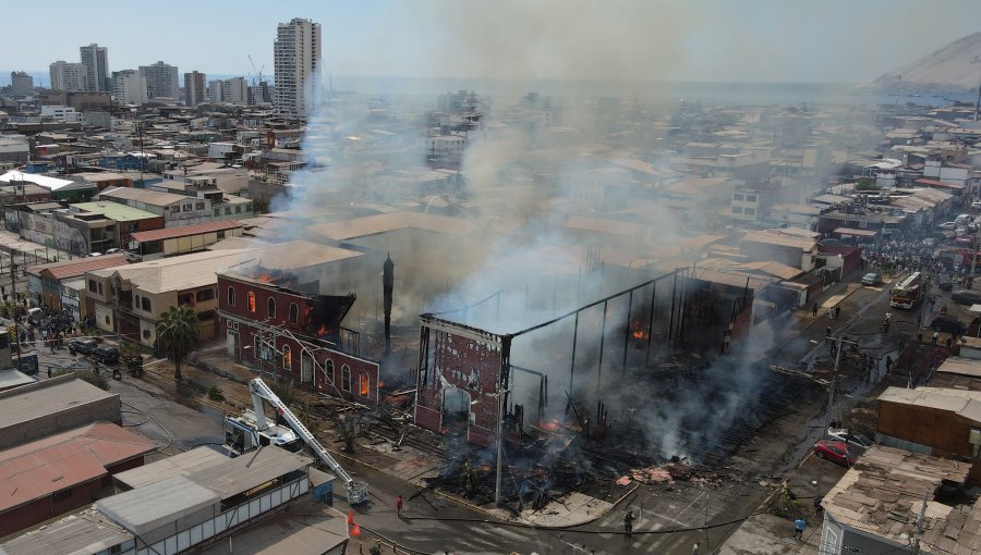 Voraz incendio destruye la histórica Iglesia San Francisco en el centro de Iquique