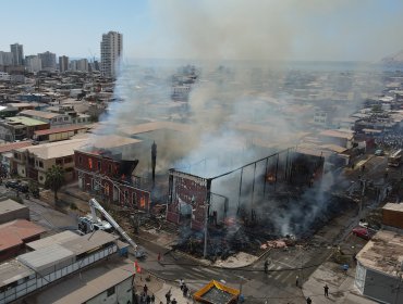 Voraz incendio destruye la histórica Iglesia San Francisco en el centro de Iquique