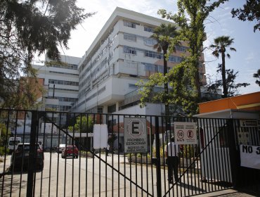 Médicos del Hospital San Borja protestan por constantes filtraciones de aguas servidas