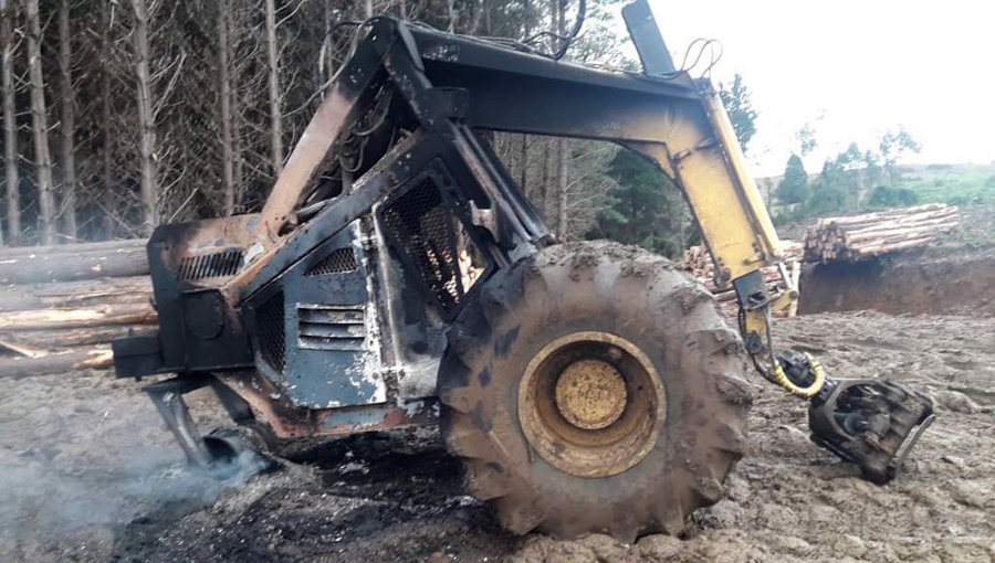 Atentado incendiario destruyó dos máquinas forestales al interior de fundo en Carahue