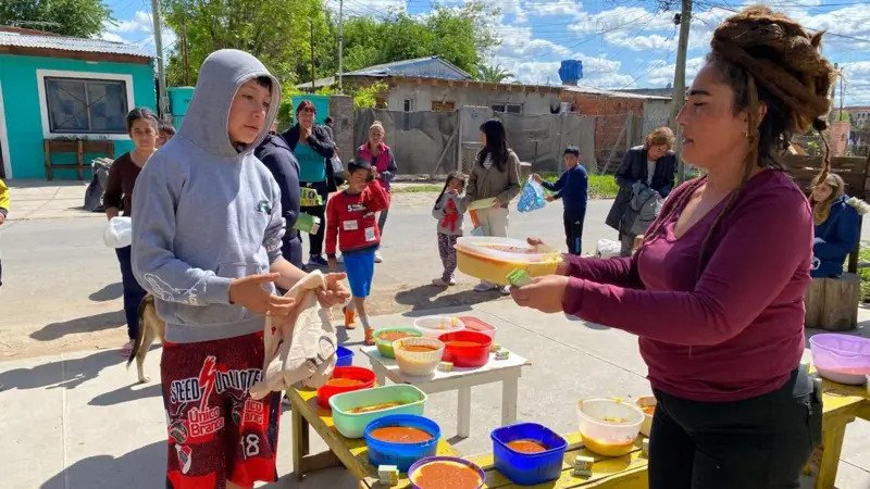 El fuerte impacto en los niños del mayor salto de la pobreza en Argentina en 20 años