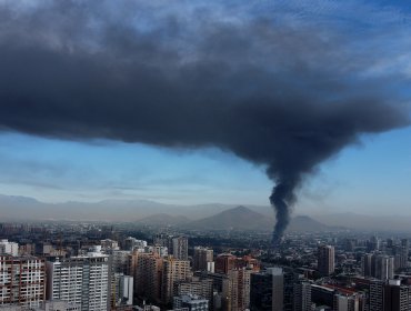 Incendio consume a bodega textil en la comuna de Independencia