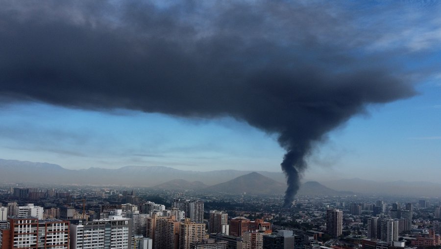 Incendio consume a bodega textil en la comuna de Independencia