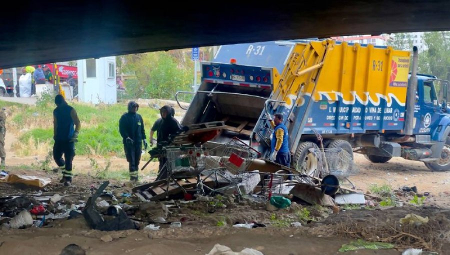 Más de 52 toneladas de residuos fueron retiradas desde el estero Marga Marga de Viña: también despejaron rucos bajo los puentes