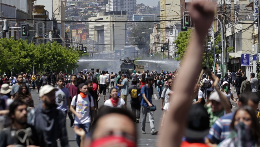 Senadores Chahuán y Lagos Weber firmaron compromiso post-estallido social que condena la violencia y plantea reformas con acuerdos