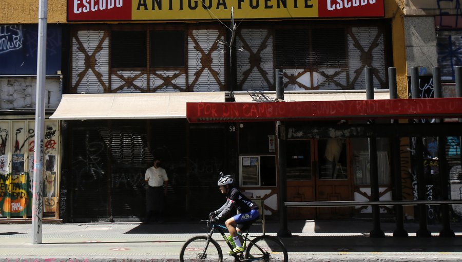 Estudiantes del Instituto Nacional se reunieron con dueño de Fuente Alemana tras los múltiples ataques que sufrió en el estallido social