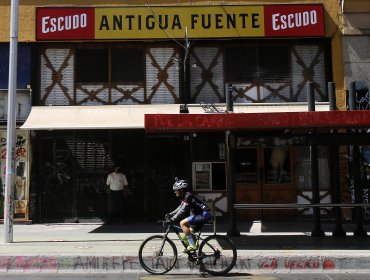 Estudiantes del Instituto Nacional se reunieron con dueño de Fuente Alemana tras los múltiples ataques que sufrió en el estallido social