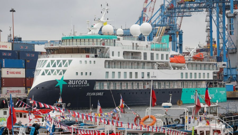 Temporada de cruceros en Valparaíso comienza con recalada de nave de lujo que realiza expedición a la Antártida