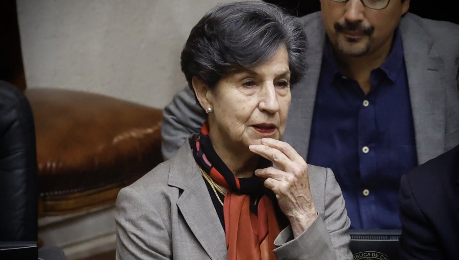 El fuerte espaldarazo que la senadora Allende le dio al ministro Sergio Muñoz previo a votación de la acusación constitucional