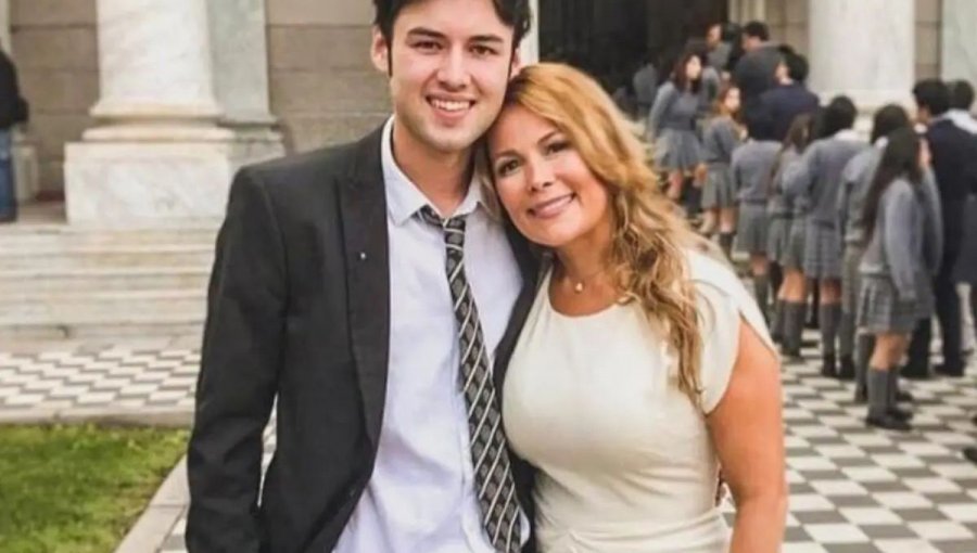 Hijo de Cathy Barriga confesó haberse enterado por un ''meme'' sobre el nuevo Onfayer de su madre