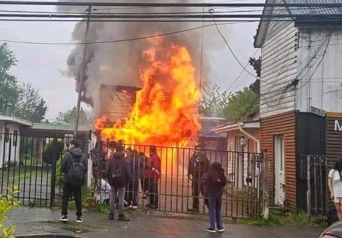 Tragedia en Valdivia: Familia compuesta por dos adultos y dos menores muere en un incendio