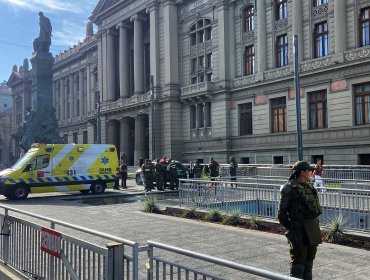 Sujeto intenta suicidarse en Palacio de Tribunales de Santiago: se roció líquido acelerante y luego se prendió fuego