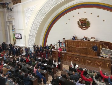 "Traidor": Parlamento de Venezuela destituyó a jefe electoral que denunció fraude