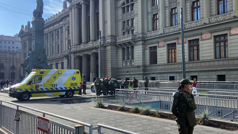 Sujeto intenta suicidarse en Palacio de Tribunales de Santiago: se roció líquido acelerante y luego se prendió fuego