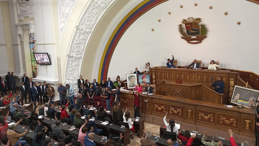 "Traidor": Parlamento de Venezuela destituyó a jefe electoral que denunció fraude