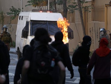 A cinco años del estallido social: Encapuchados encienden barricadas y lanzan molotov en la plaza Baquedano