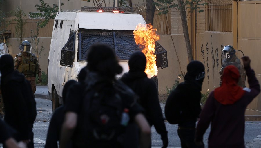 A cinco años del estallido social: Encapuchados encienden barricadas y lanzan molotov en la plaza Baquedano