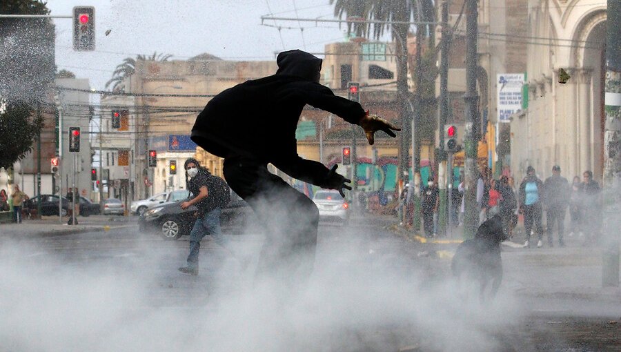 Desde evasiones masivas hasta ataques incendiarios y daños en la Catedral: Así fue la génesis del estallido social en Valparaíso y Viña