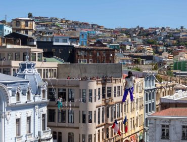 Artistas circenses cruzaron la plaza Sotomayor de Valparaíso sobre una cuerda a más de 40 metros de altura