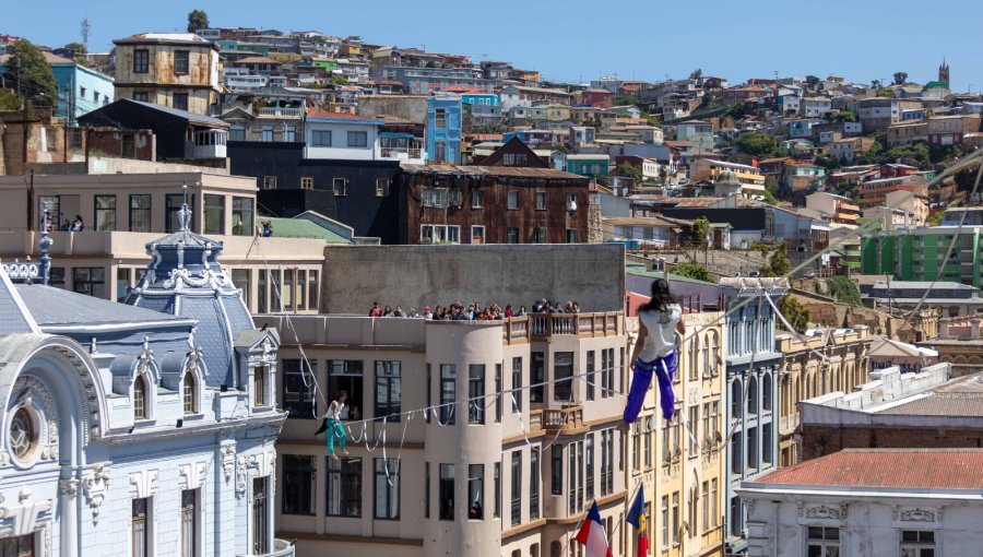 Artistas circenses cruzaron la plaza Sotomayor de Valparaíso sobre una cuerda a más de 40 metros de altura