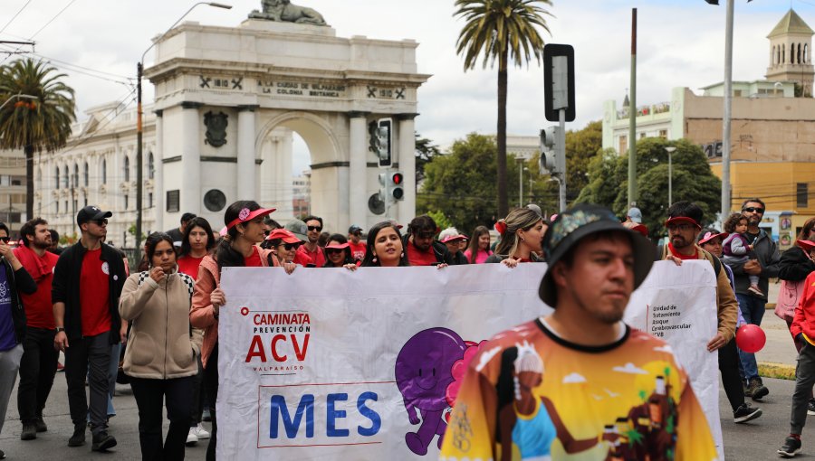 Realizan caminata por Valparaíso para visibilizar riesgos de accidentes cerebrovasculares