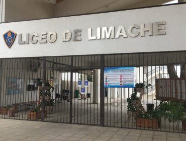 Apoderadas citadas por pelea de sus hijas se enfrascan en nueva riña en Liceo de Limache: tres detenidas y una escolar lesionada