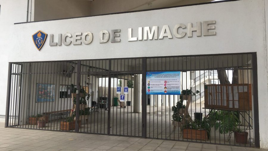 Apoderadas citadas por pelea de sus hijas se enfrascan en nueva riña en Liceo de Limache: tres detenidas y una escolar lesionada