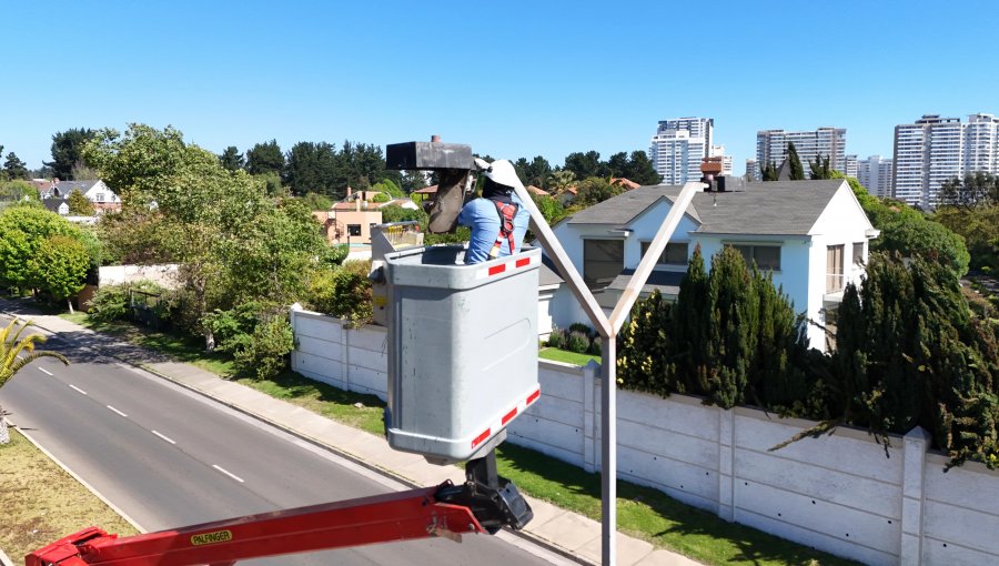 Comenzó el recambio total del alumbrado público en Concón: habrá 3.700 puntos con nueva tecnología y mayor resistencia