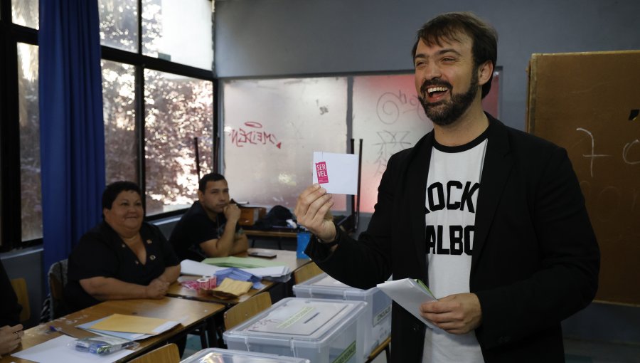 Jorge Sharp sufragó en Valparaíso y llamó a los porteños a "votar con tiempo" y "sin apurarse"