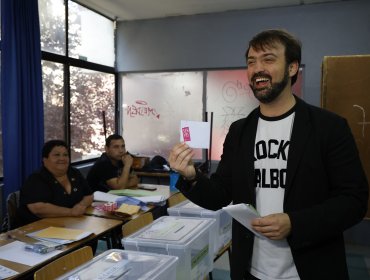 Jorge Sharp sufragó en Valparaíso y llamó a los porteños a "votar con tiempo" y "sin apurarse"