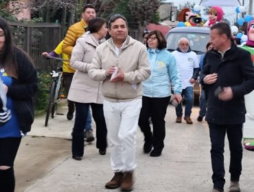 Denuncian hallazgo de afiches que inducían a votar por Luis Mella en colegio de Quillota