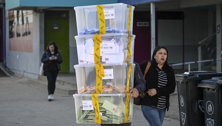 Las imágenes que dejó el cierre de mesas y el traslado de urnas en Valparaíso y Viña del Mar