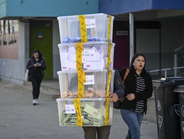 Las imágenes que dejó el cierre de mesas y el traslado de urnas en Valparaíso y Viña del Mar