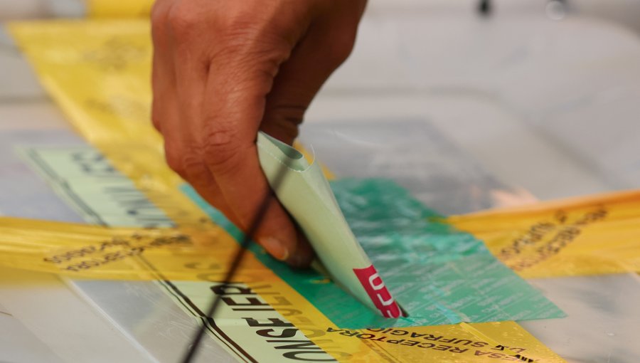 Denuncian que al menos cuatro votos habrían sido inducidos por una apoderada de mesa en colegio de La Ligua