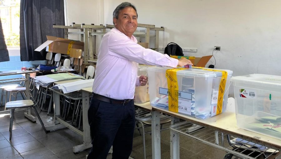 Luis Mella y denuncia de afiches suyos en local de votación en Quillota: "Papel donde aparecía mi nombre se cayó a la urna"