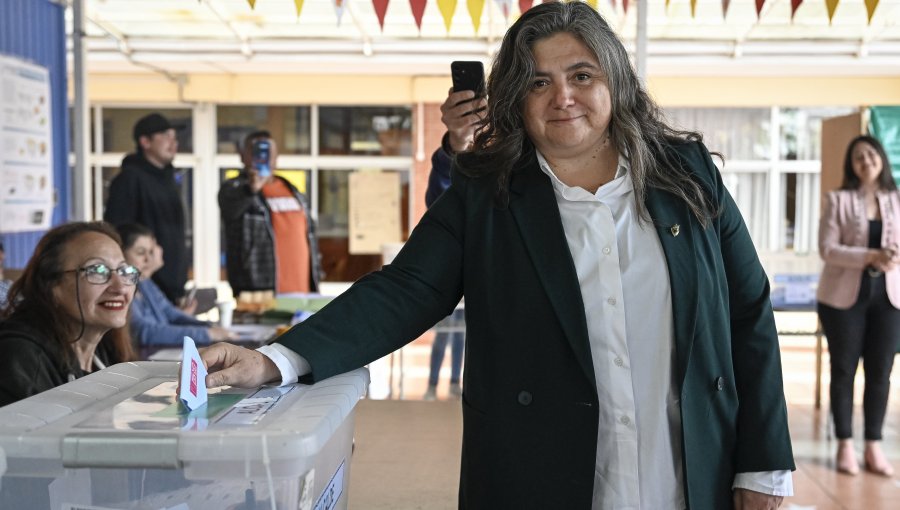 Carla Meyer tras sufragar en Valparaíso afirma que trabajará "con todos los que quieran colocar al centro el bienestar de la ciudad"