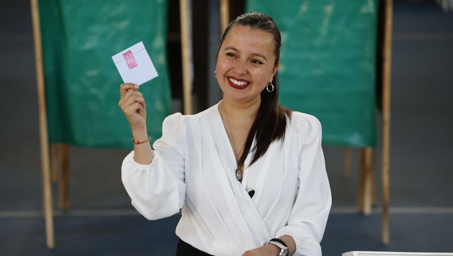 Camila Nieto tras emitir su voto en Valparaíso dice que "no somos la continuidad del actual alcalde"