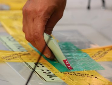 Denuncian que al menos cuatro votos habrían sido inducidos por una apoderada de mesa en colegio de La Ligua