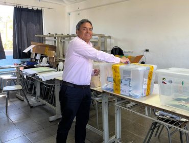 Luis Mella y denuncia de afiches suyos en local de votación en Quillota: "Papel donde aparecía mi nombre se cayó a la urna"