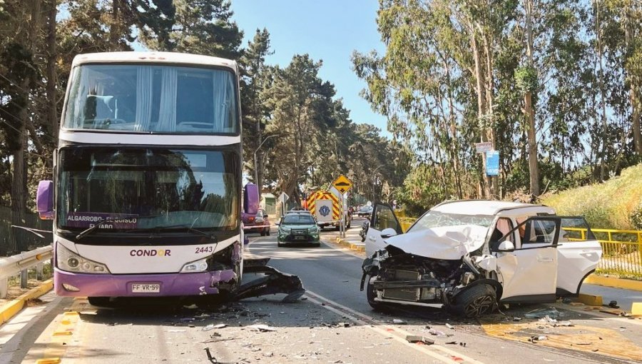 Tres lesionados y un lactante grave deja colisión de alta energía entre un vehículo menor y un bus interprovincial en El Quisco