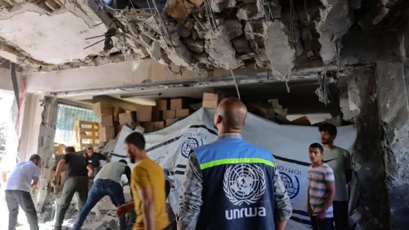 Israel prohíbe a la agencia de la ONU para los refugiados palestinos y crece la preocupación por la ayuda humanitaria en Gaza