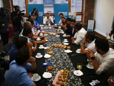 Claudio Orrego recibe apoyo de alcaldes electos de la región Metropolitana para la segunda vuelta de gobernadores